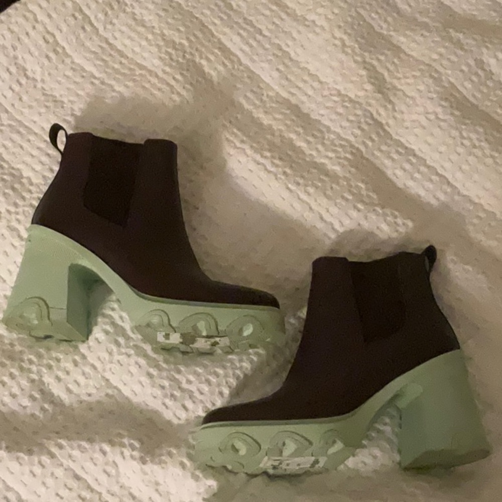 Women’s mint green and brown sorel boots